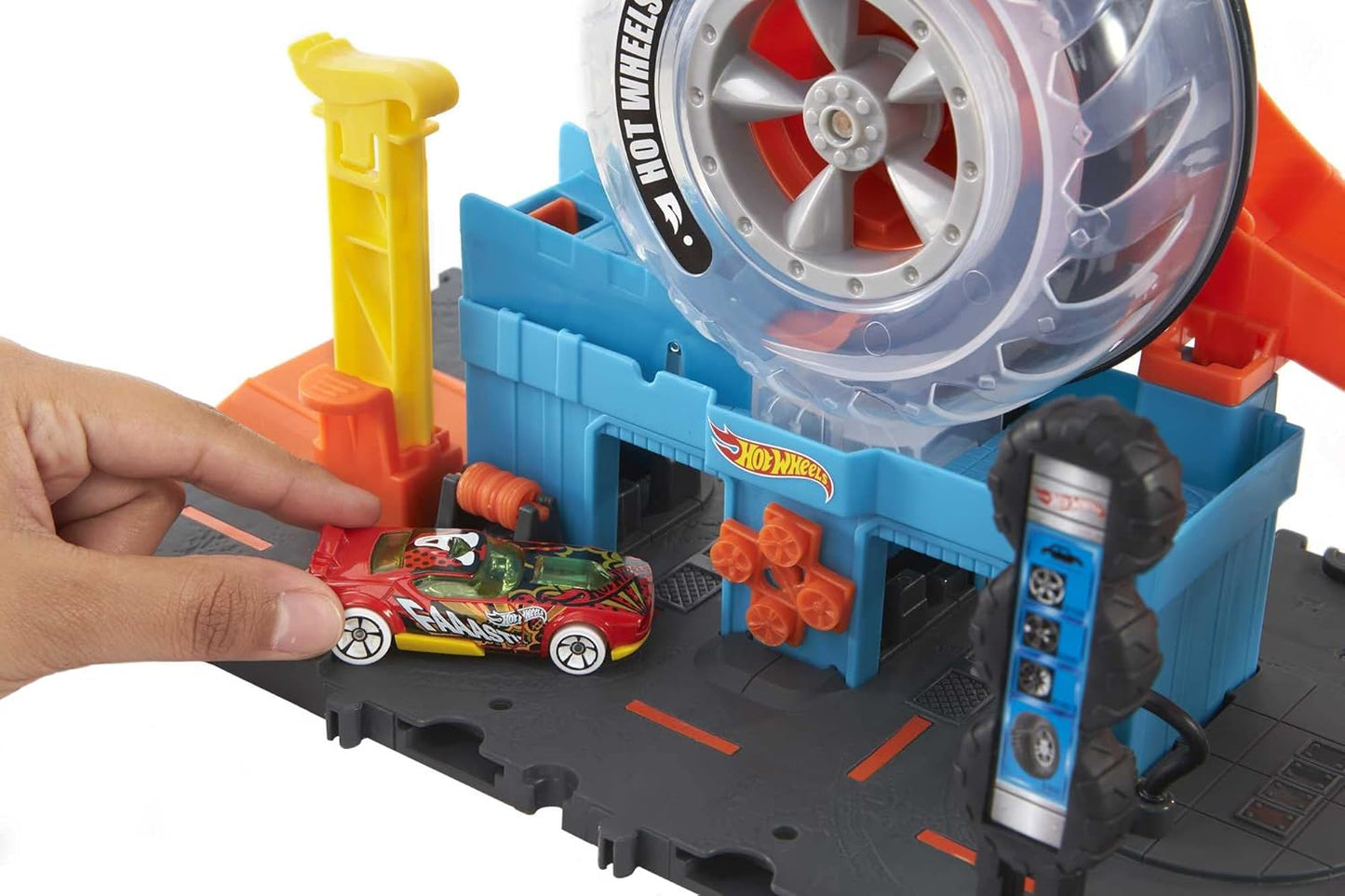Mattel Hot Wheels Toy Car City Super Twist Tire Shop Track Set with 1:64 Scale Car  For Kids